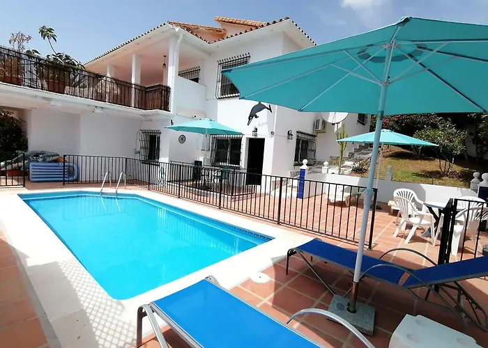 2 Bed Villa - Sleeps 5 - Private Pool & Garden