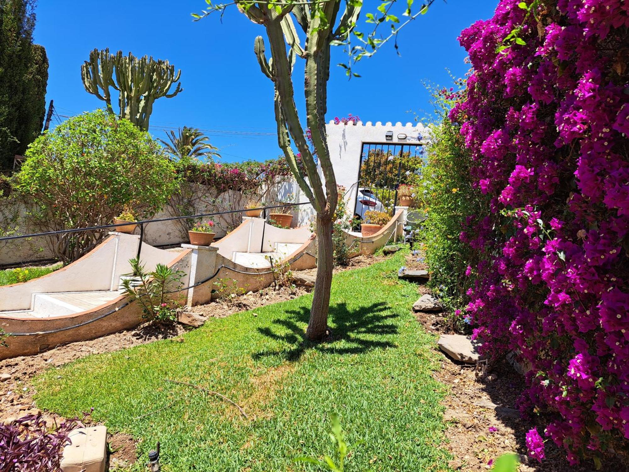 2 Bed - Sleeps 5 - Private Pool & Garden